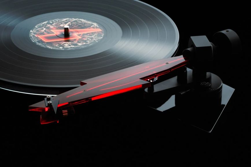 acdc_turntable_detail_tonearm.jpg