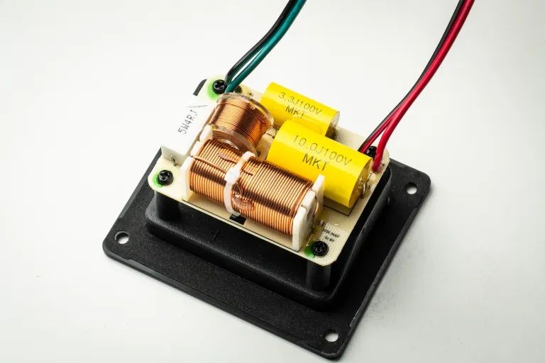 speaker_box_5_e_detail_crossover.jpg