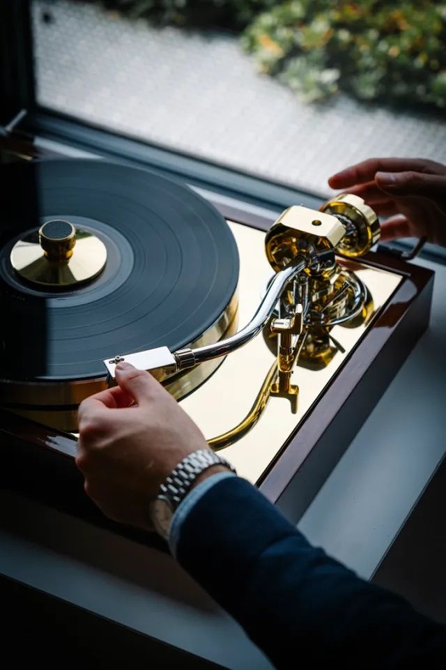 the_classic_reference_acacia_brass_1.jpg