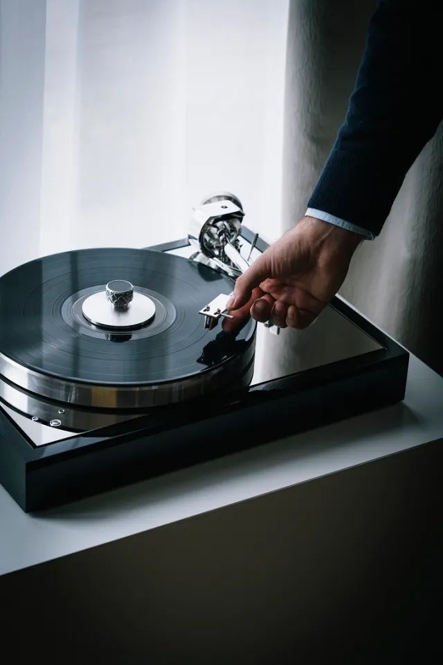 the_classic_reference_piano_silver_1.jpg