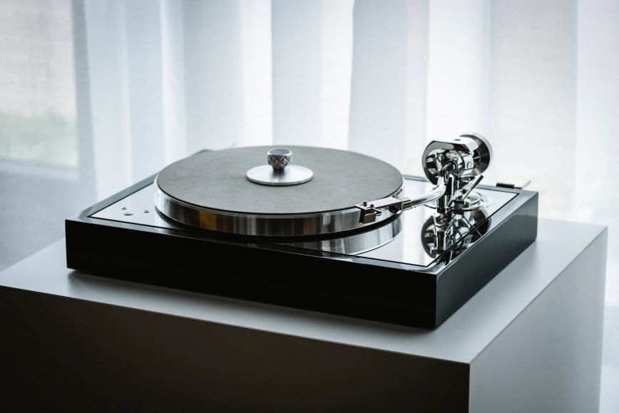 the_classic_reference_piano_silver_lifestyle_1.jpg