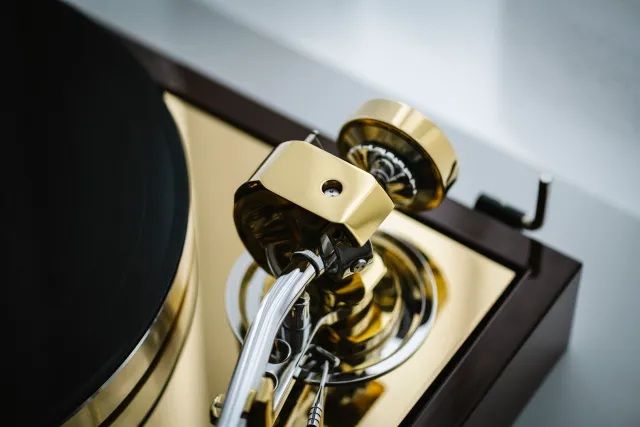 the_classic_reference_acacia_brass_2.jpg
