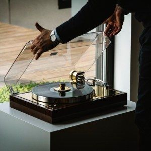 the_classic_reference_acacia_brass_dustcover_02.jpg