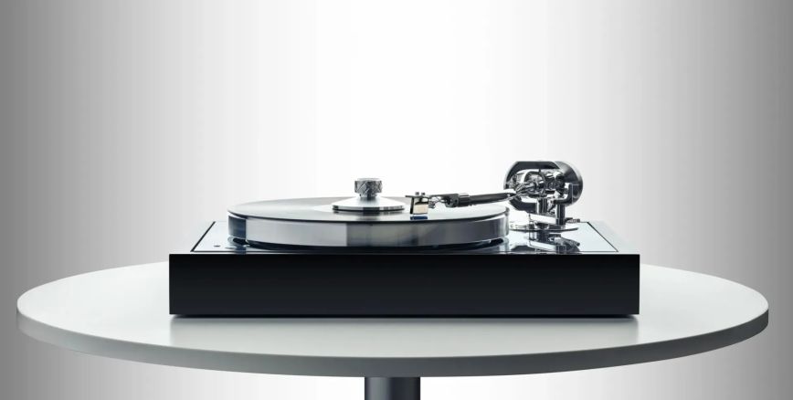 the_classic_reference_piano_silver_lifestyle_1_scaled_e1730121434720.jpg