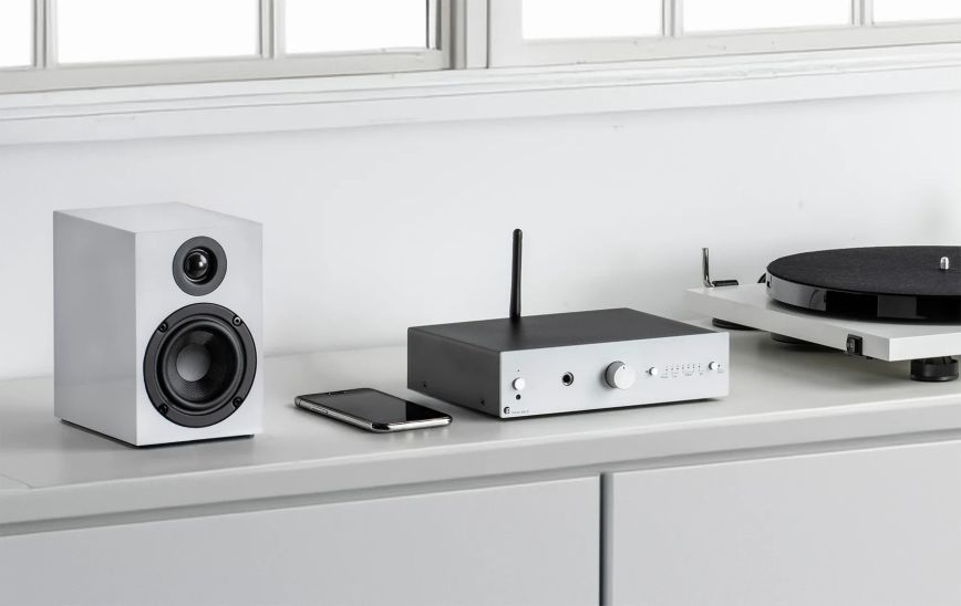 stereo_box_e_silver_lifestyle.jpg