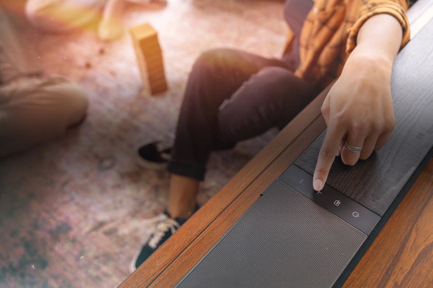 klipsch_flexus_womans_finger_pushing_button_on_core_300_bk_overlay_2000x1333.jpg