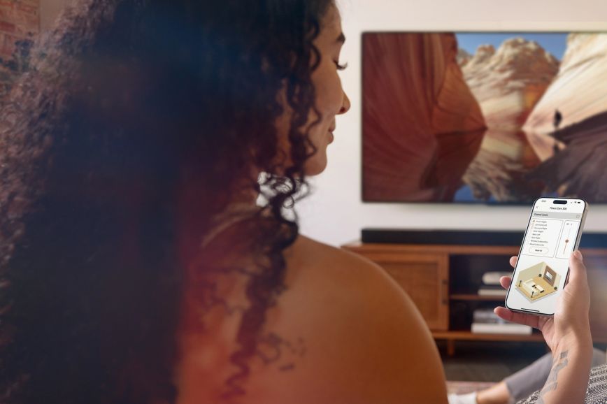 klipsch_flexus_woman_using_klipsch_connect_plus_app_to_control_her_core_300_2000x1333.jpg