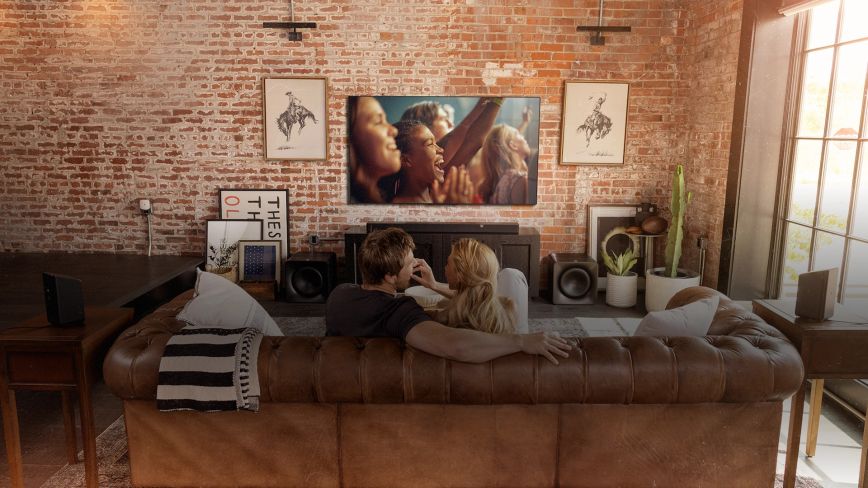 klipsch_flexus_core_300_bk_and_surr_200_and_two_sub_200_in_living_room_with_couple_watching_tv_on_leather_couch_2000x1333.jpg