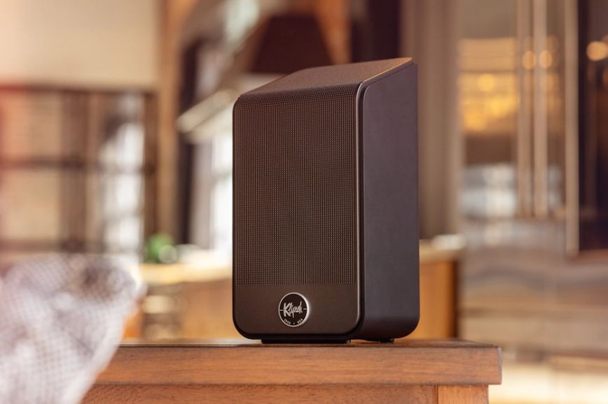 klipsch_flexus_surr_200_front_up_close_sitting_on_a_table_2000x1333.jpg