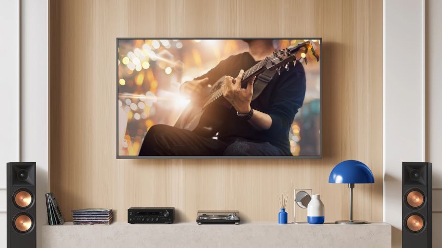 onkyo_tx_8470_black_and_klipsch_rp_8000f_in_beautiful_modern_media_room_2000x1333.jpg