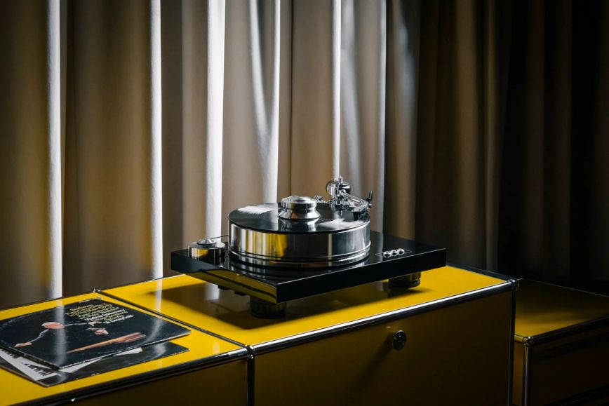 signature_10_piano_black_lifestyle_1_scaled.jpg