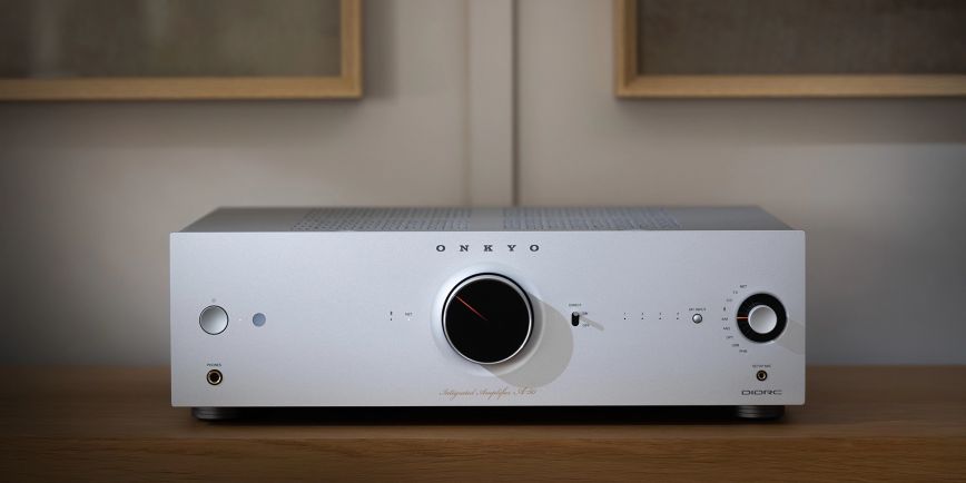 onkyo_icon_a_50_silver_closeup_on_modern_cabinet_2000x1000.jpg