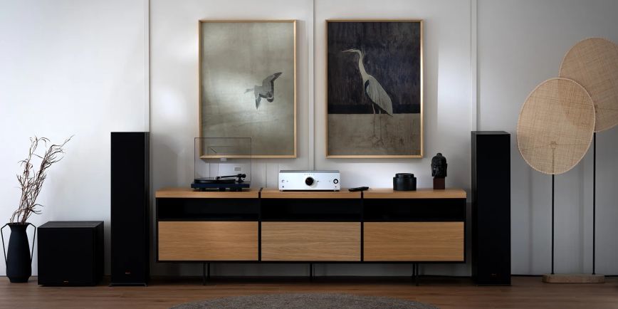 onkyo_icon_a_50_silver_in_sophisticated_listening_room_with_klipsch_speakers_and_crane_wall_art_2000x1000.jpg