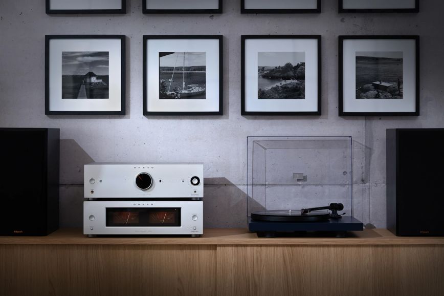 onkyo_icon_p_80_m_80_and_turntable_straight_on_between_klipsch_bookshelf_speakers_on_simple_wood_media_console_2000x1333.jpg