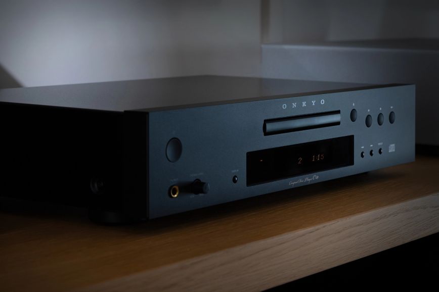 onkyo_icon_c_30_cd_layer_closeup_from_left_angle_on_wood_shelf_2000x1333.jpg