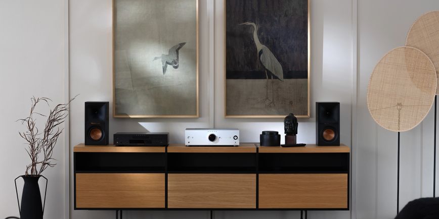onkyo_icon_a_50_and_c_30_silver_and_klipsch_bookshelf_speakers_on_media_console_with_crane_art_on_wall_behind_2000x1000.jpg