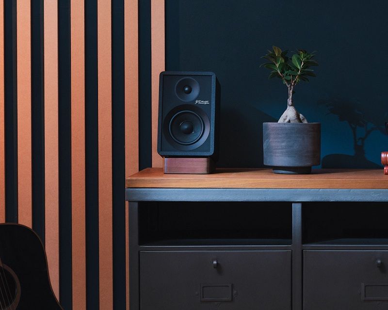 onkyo_creator_gx_30arc_near_guitar_on_media_console_2000x1000.jpg