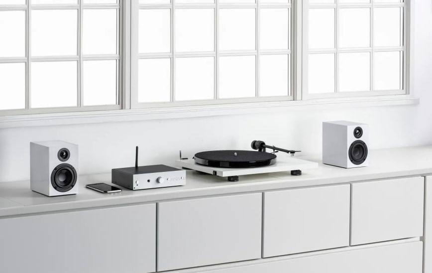 stereo_set_e_phono_white_silver_lifestyle.jpg