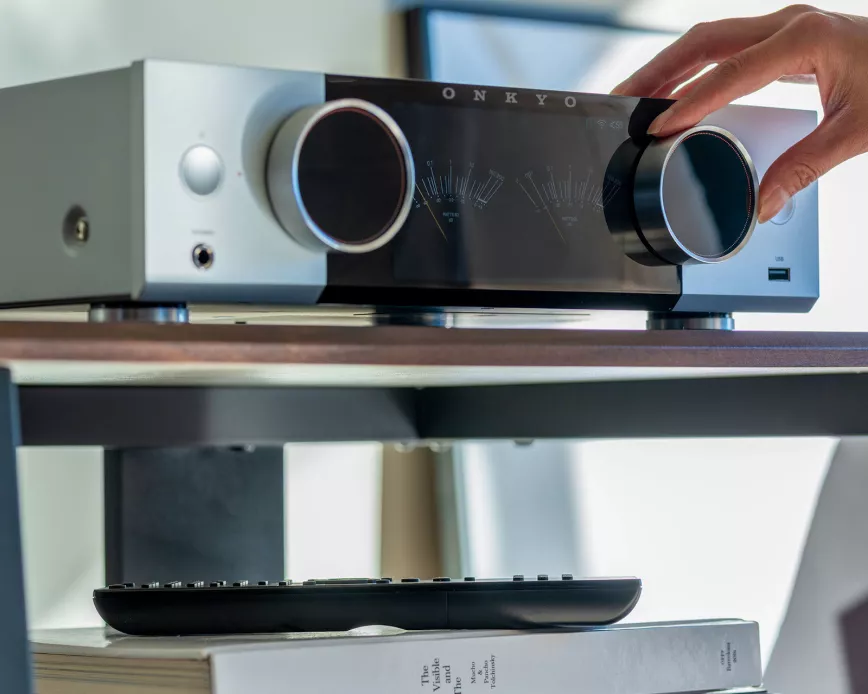 onkyo_muse_y_50_design_hand.webp