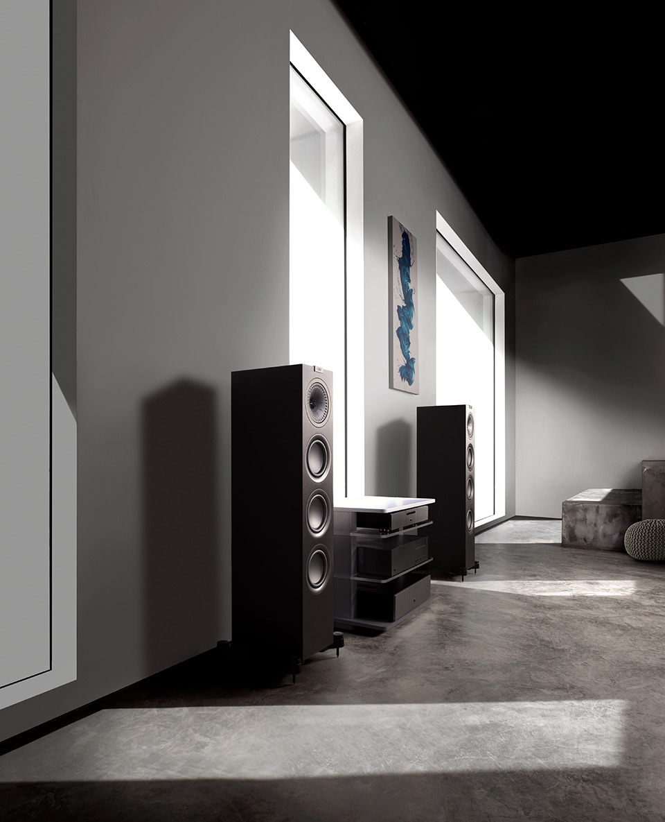lifestyle_kef_q_black_floorstander2x.jpg
