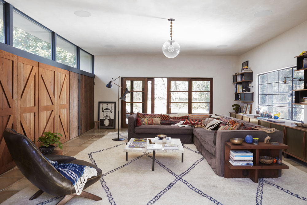 carnegie_in_ceiling_speaker_lifestyle_shot_living_room_q1fy19_core_creative_mst_mst_jpgdigital_fid24824.jpg