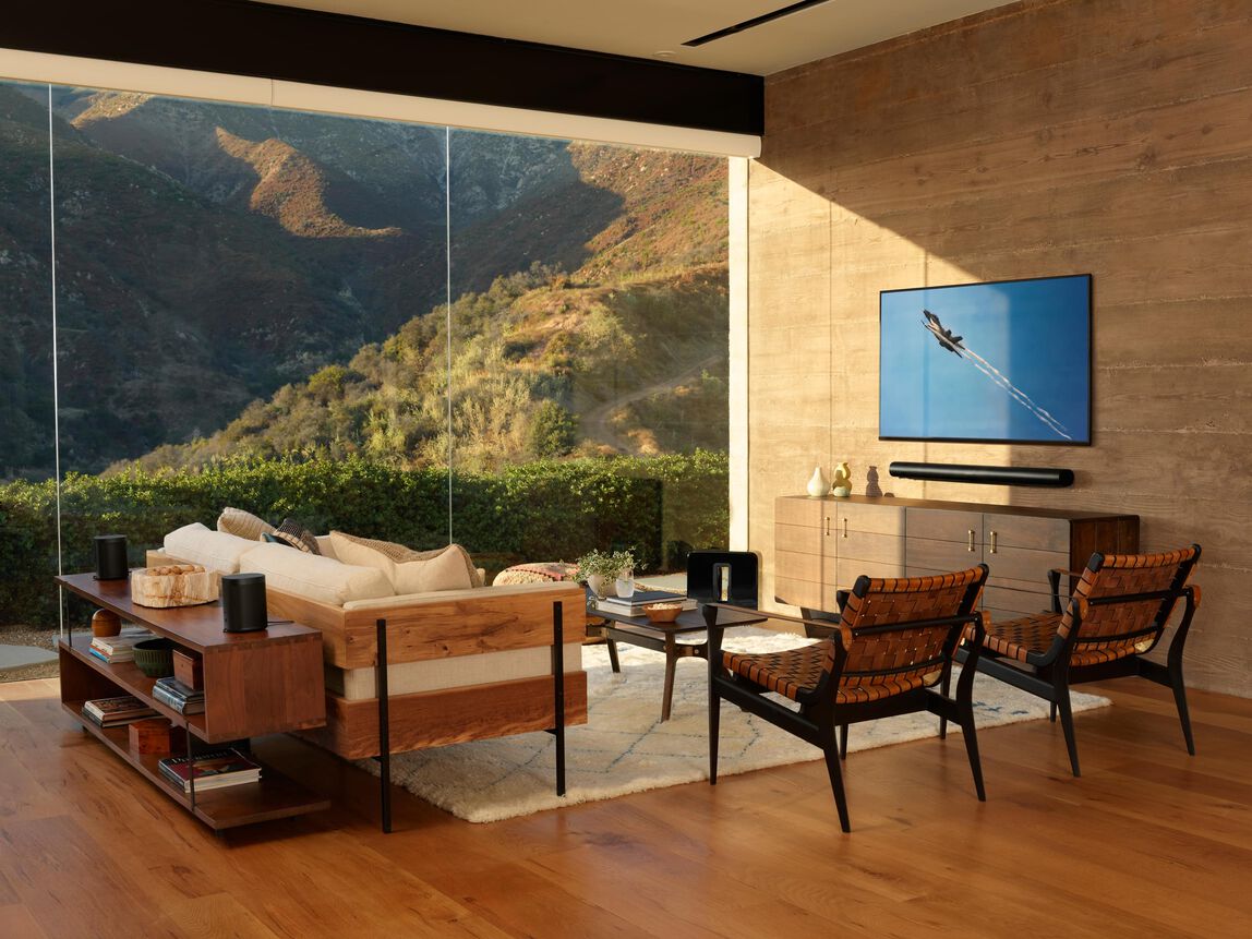 arc_living_mounted_feature_black.jpg
