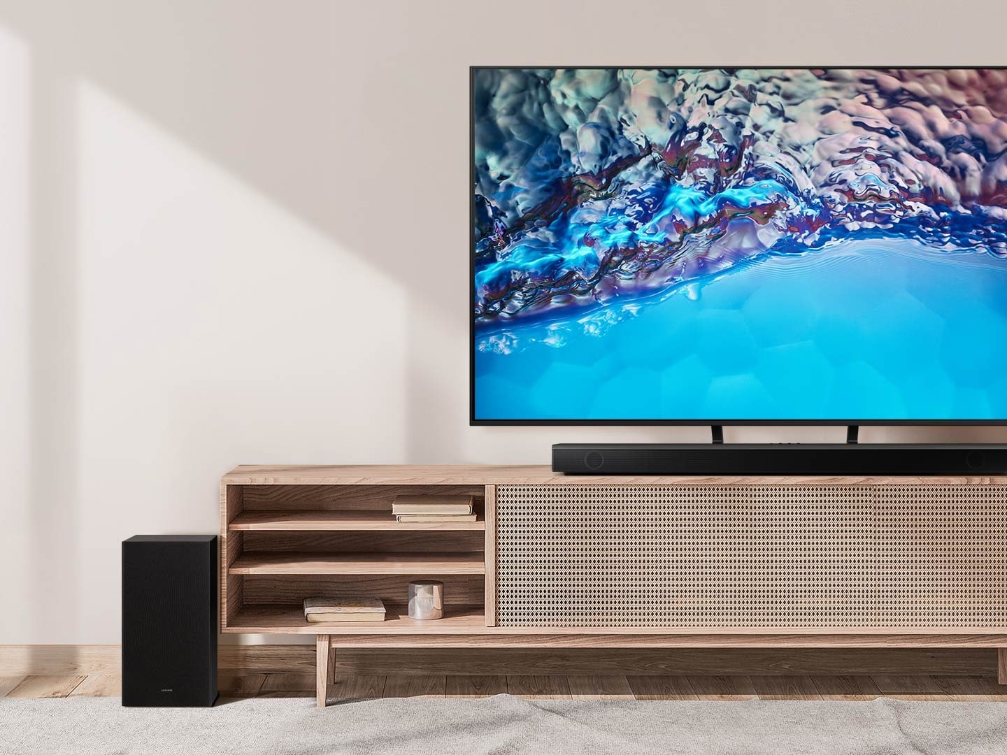 se_feature_elevate_your_experiencewith_3d_surround_sound_and_built_in_center_speaker_532180107.jpg