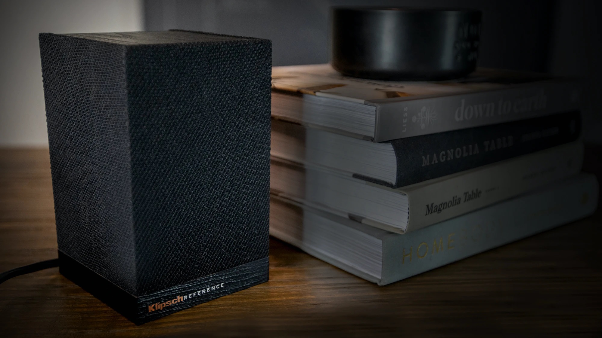 klipsch_surround_3_speaker_next_to_a_stack_of_books_desktop.jpg