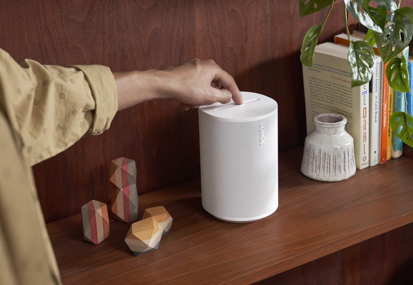 eh_sonos_optimoevergreen_optimo1_walnustshelf_08252022_0111_v01_hr.jpg