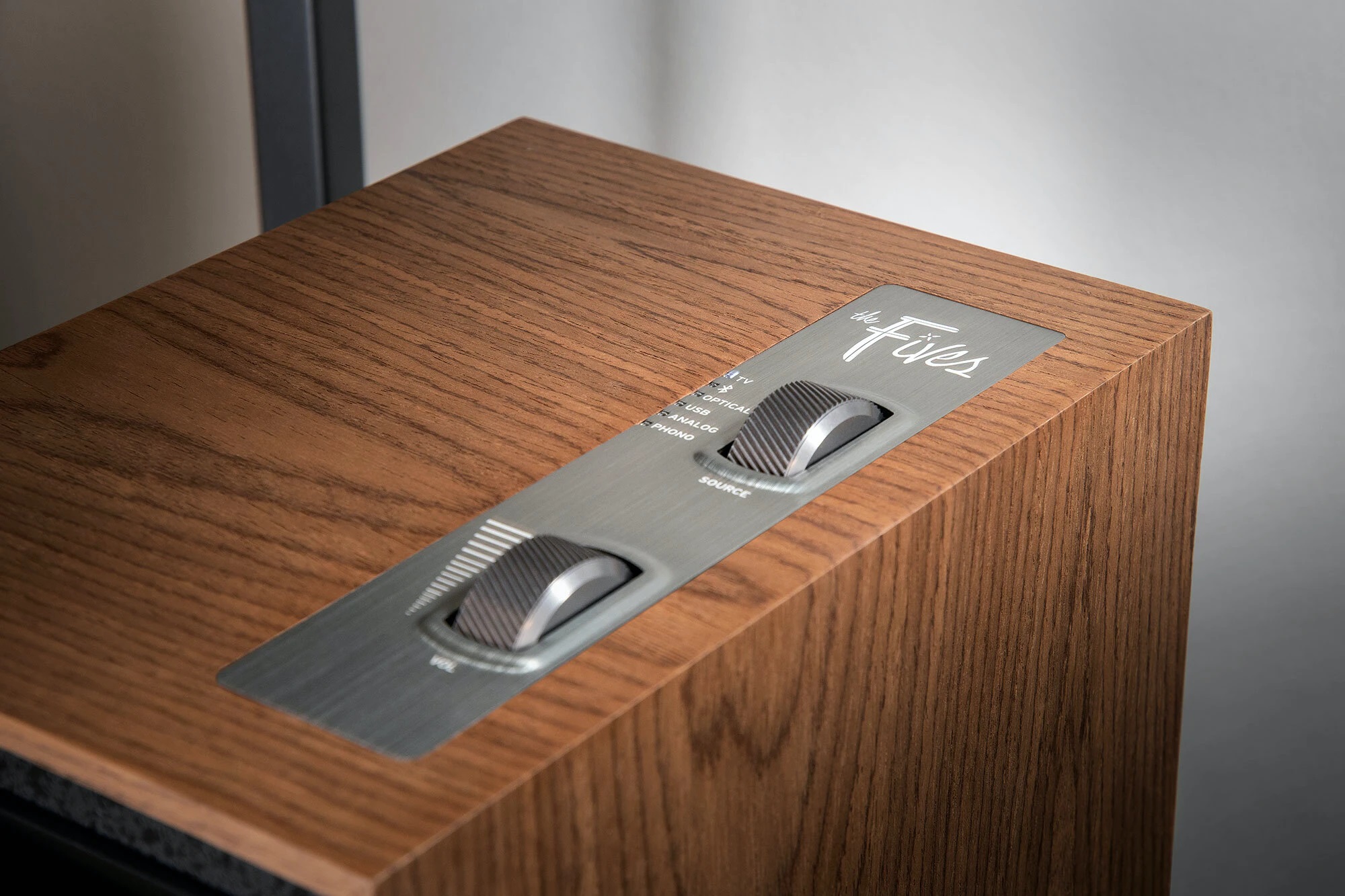 klipsch_thefives_powered_speakers_premium_materials_walnut.jpg