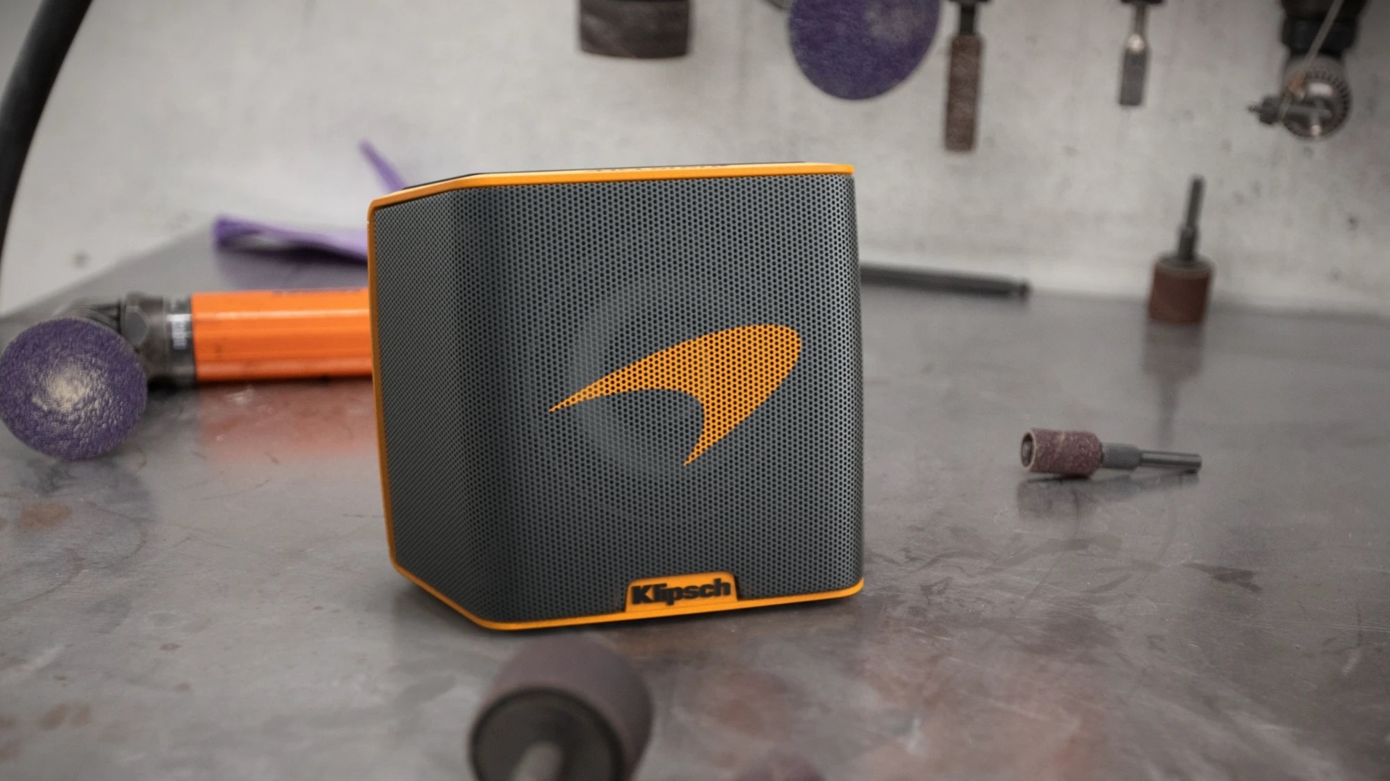2_groove_mclaren_edition_near_tools_desktop.jpg