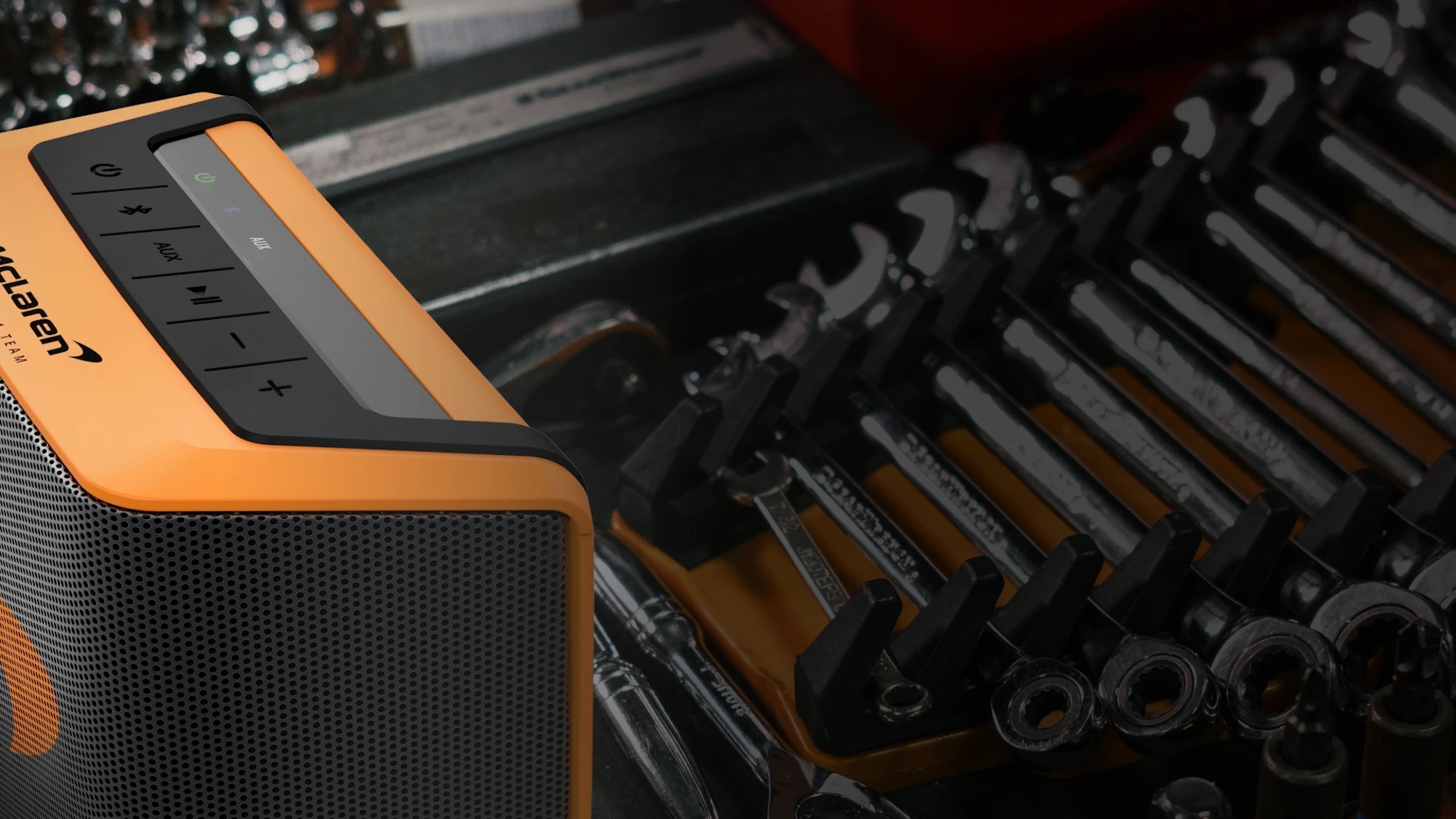 4_groove_mclaren_edition_near_toolbox_desktop.jpg