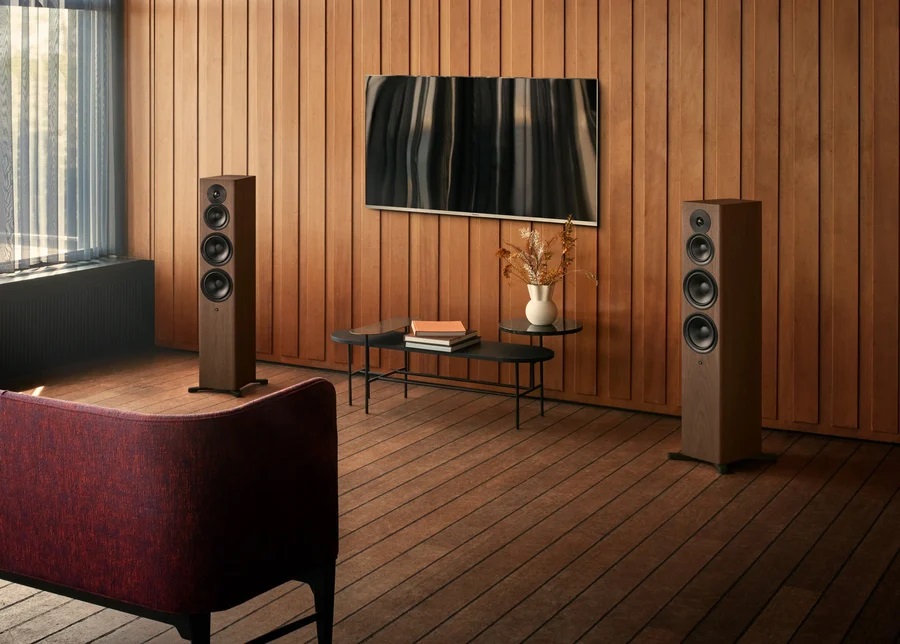 dynaudiofocus50_lifestyle_walnut_01.jpg