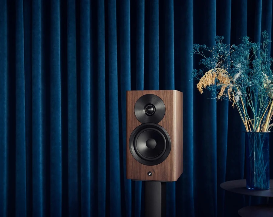 dynaudiofocus10_walnut_01.jpg