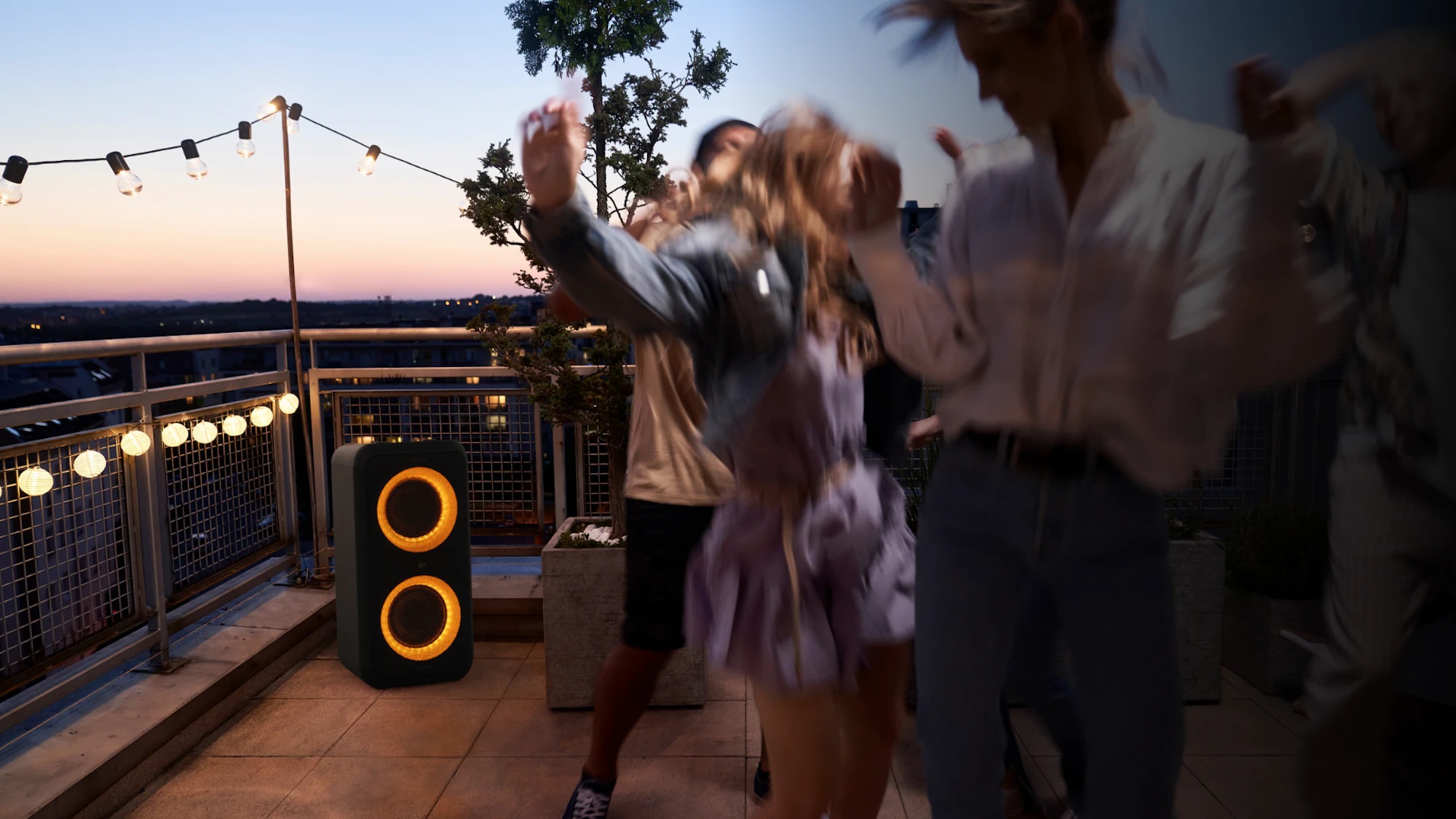 gig_xxl_at_rooftop_party_at_dusk_overlay_1920x1080.jpg