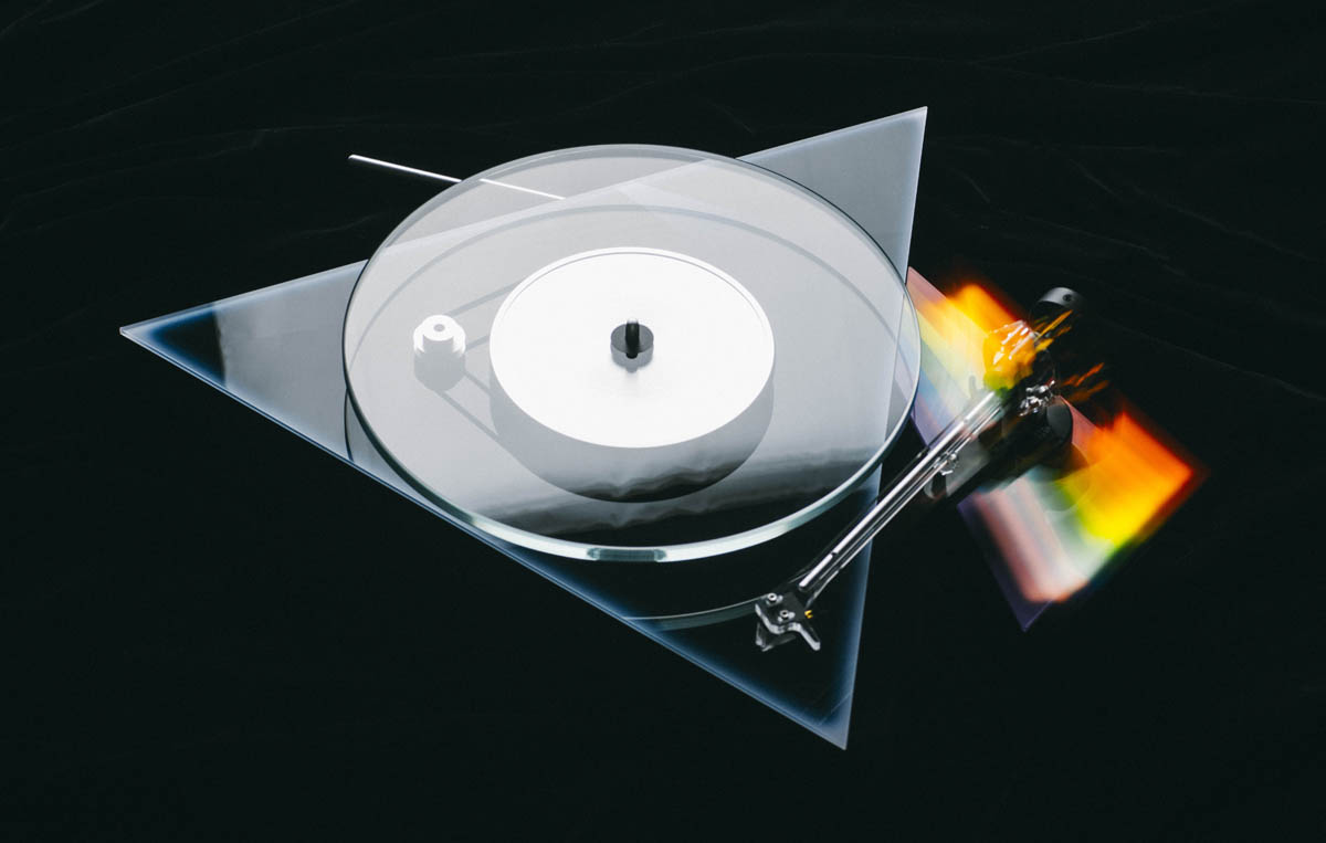 dark_side_of_the_moon_turntable_4_03.jpg