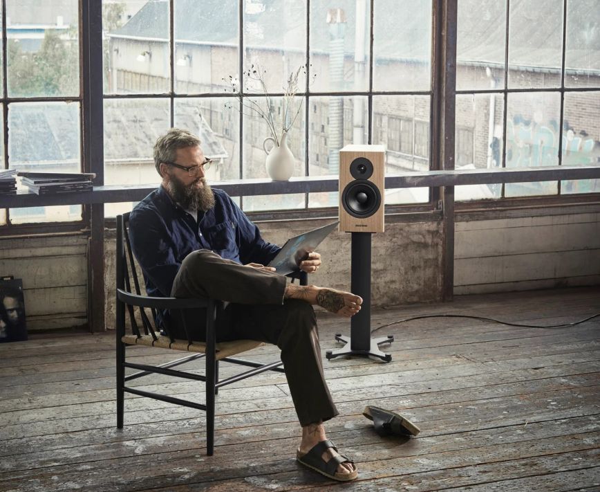 dynaudio_evoke_20_blonde_wood_lifestyle_model_2.jpg