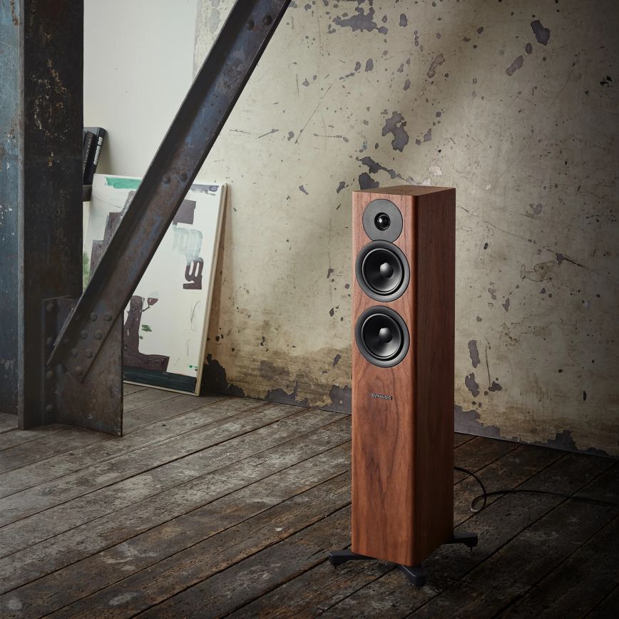dynaudio_evoke_30_walnut_wood_lifestyle_2_2048x2048px.jpg