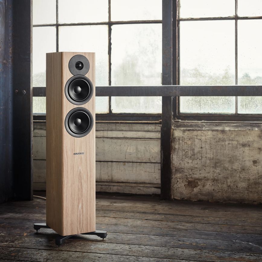 dynaudio_evoke_30_blonde_wood_lifestyle_2048x2048px.jpg