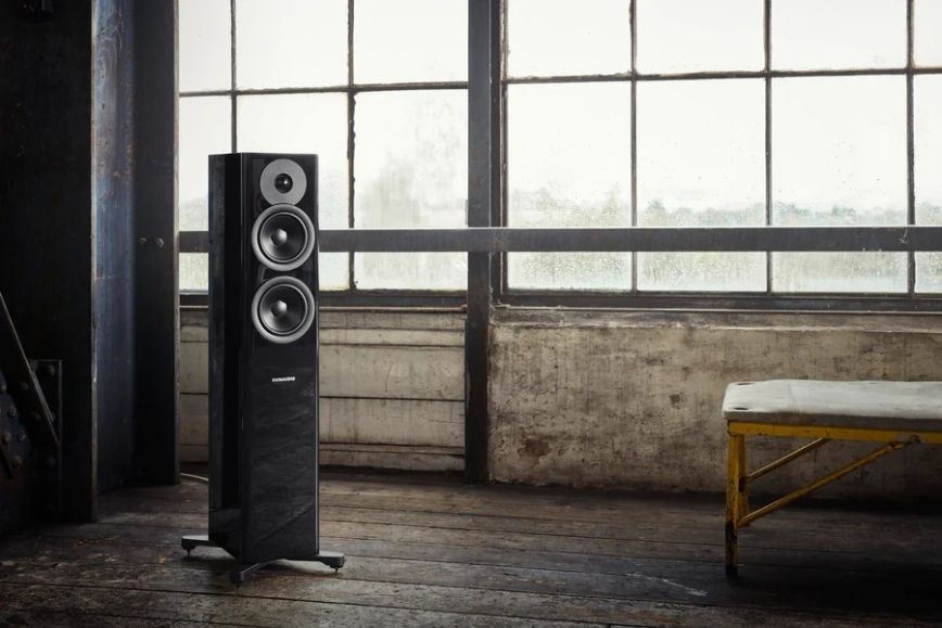 dynaudio_evoke_30_black_lifestyle.jpg