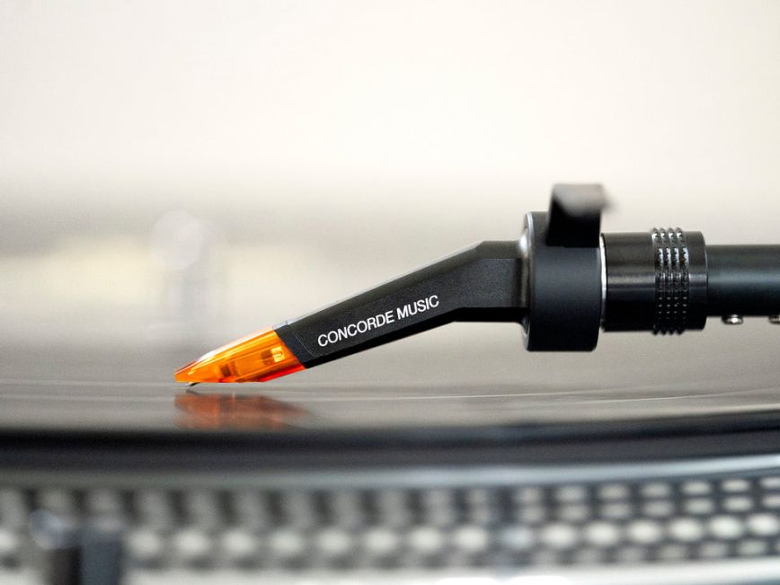 concorde_music_bronze_on_technics_turntable_05.jpg