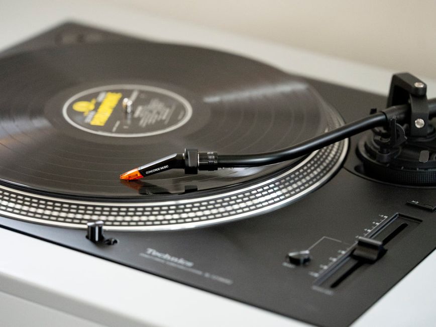 concorde_music_bronze_on_technics_turntable_03.jpg